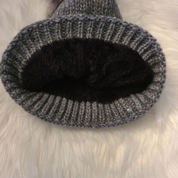 TRÏBE Gray Knit Winter Hat Toque with Faux Fur Pom pom NWT - Picture 3 of 3
